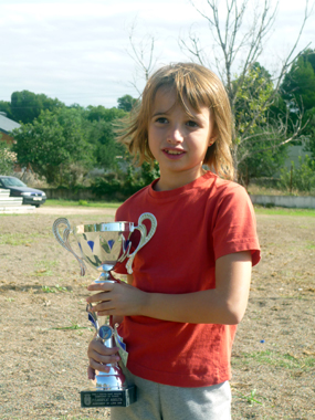 Dánae Castelló luce orgullosa con el trofeo de su papá.