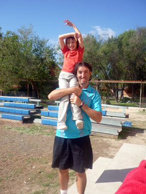 David Castelló con su hija Dánae, que entrena en la escuela juegatenis.com