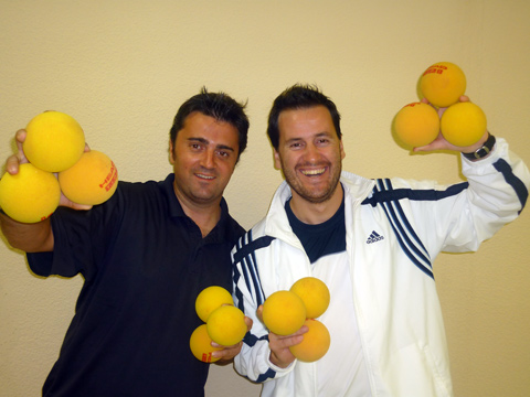 Los locuaces y simpáticos Diego Carmona y Álvaro Ruiz nos muestran las bolas con las que se impartió el curso.