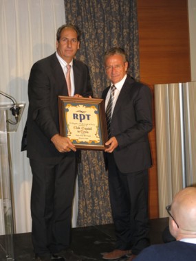 Luis Rodríguez, presidente del Club Español, premiado como mejor club de España.