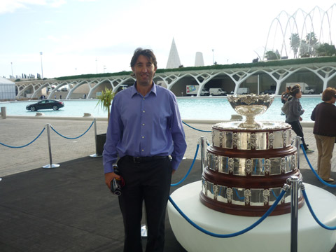 David Castelló, en un momento de descanso del simposium, aprovechó para dar un paseo por la Ciudad de las Artes y las Ciencias y fotografiarse junto a la famosa Ensaladera, el trofeo de la Copa Davis.