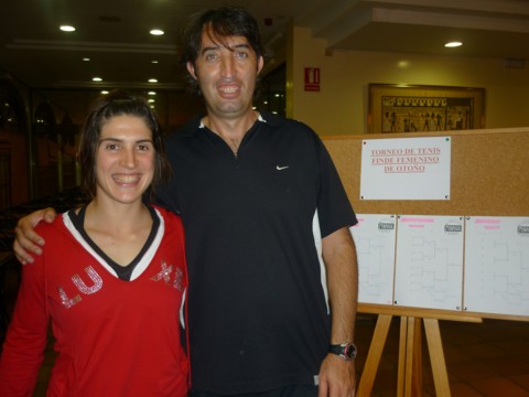 David Castelló con la guapísima Sara Antolí, que ayudó a entrenar a las jugadoras y dinamizó el torneo.